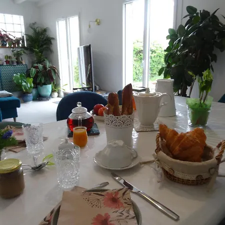 Les Roses Tremieres Saclay